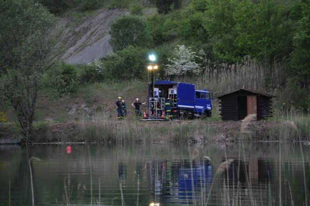 Mit dem mobilen Beleuchtungswagen wurde der See ausgeleuchtet.