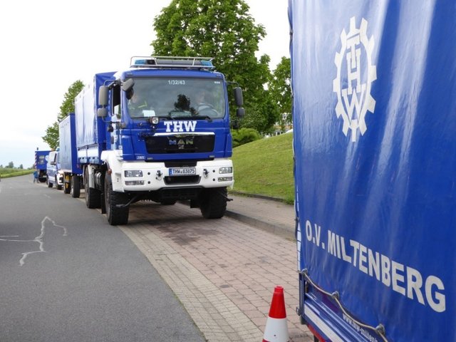 Viele blaue THW Fahrzeuge ....
