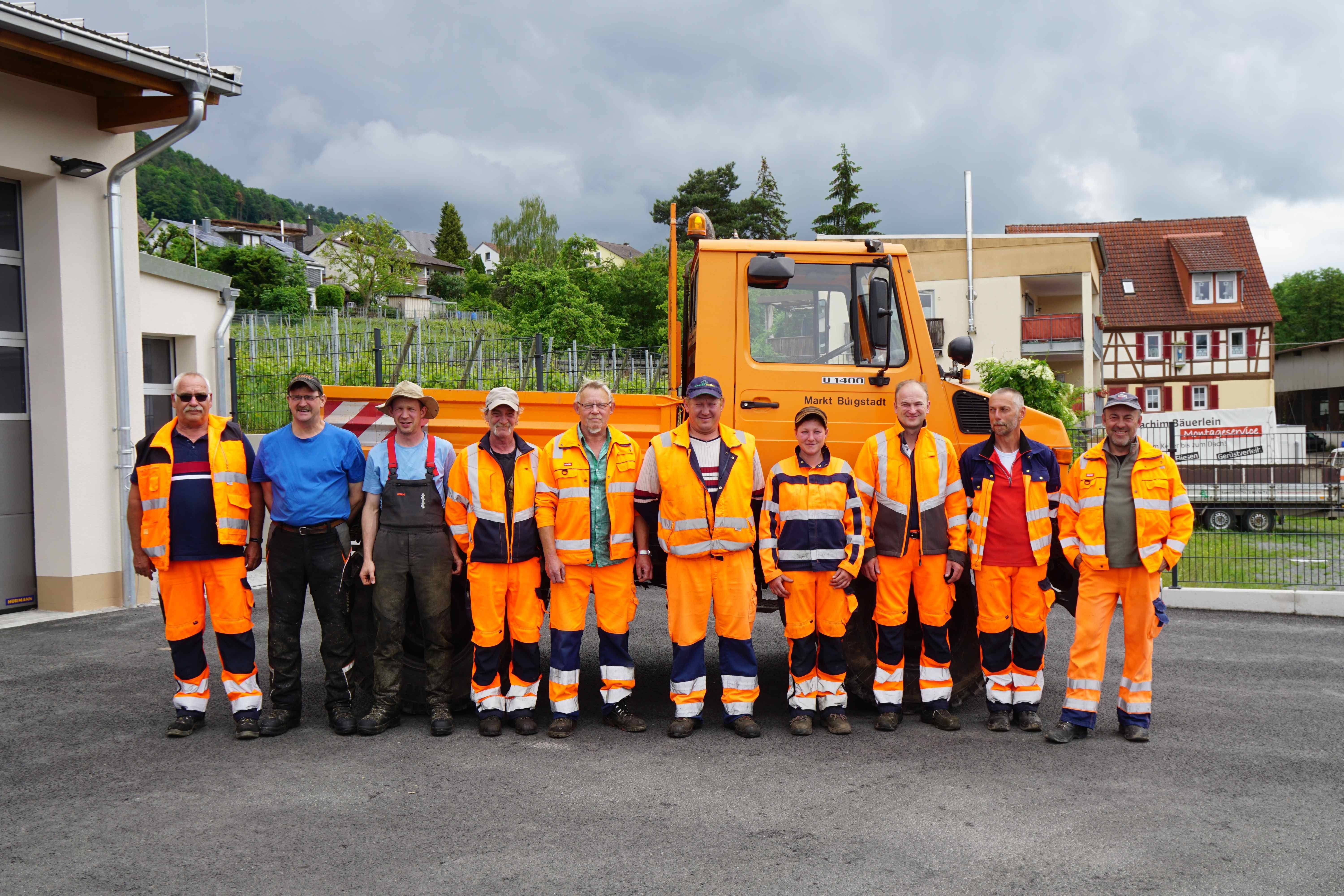 Gruppenbild mit Dame: Eine Mitarbeiterin und neun Mitarbeiter umfasst der Bauhof in Bürgstadt.