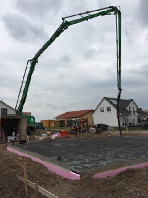 die Bodenplatte wird gegossen