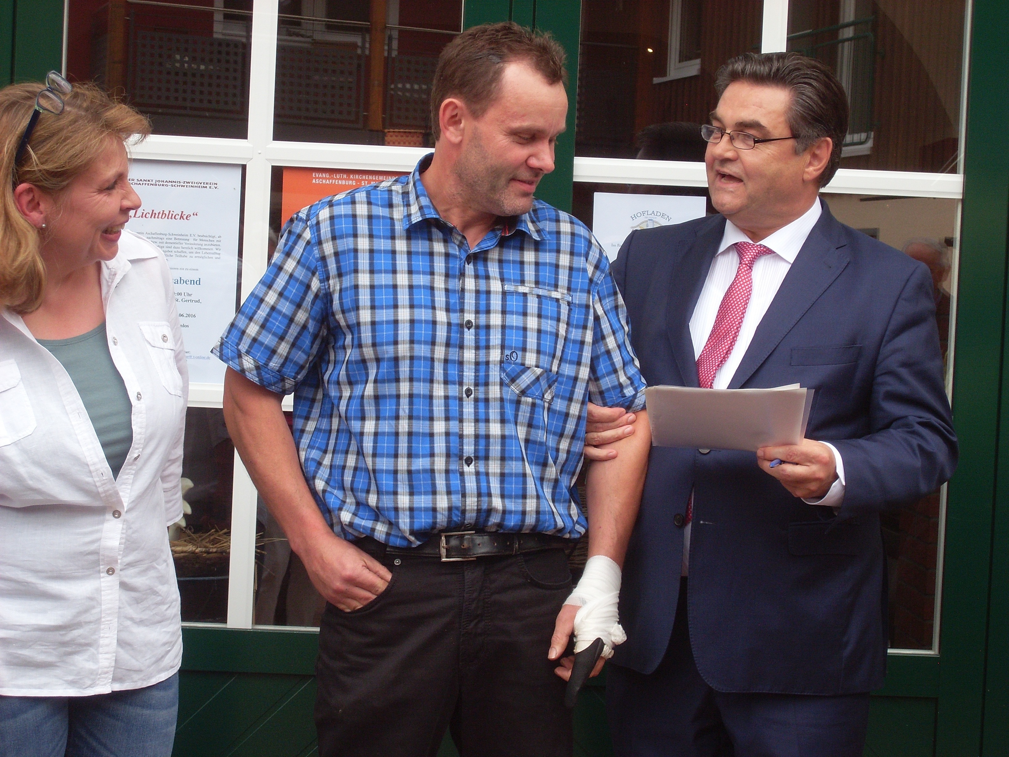 Eröffnung der regionalen Genusstage durch den Aschaffenburger Oberbürgermeister Klaus Herzog (rechts) mit den Inhabern des Brunnerhofes.