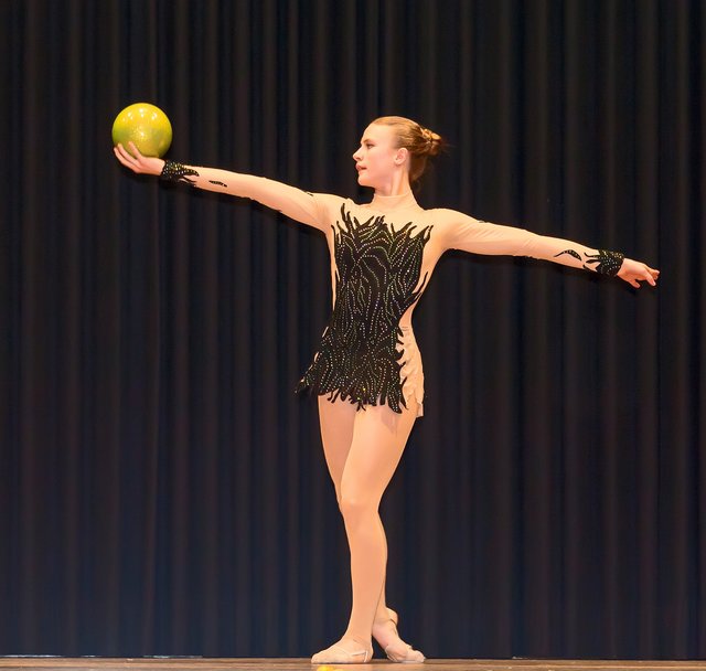 Körperbeherrschung, Akrobatik und künstlerischen Ausdruck bot Clara Berninger bei ihrem Einblick in die hohe Kunst der rhythmischen Sportgymnastik.