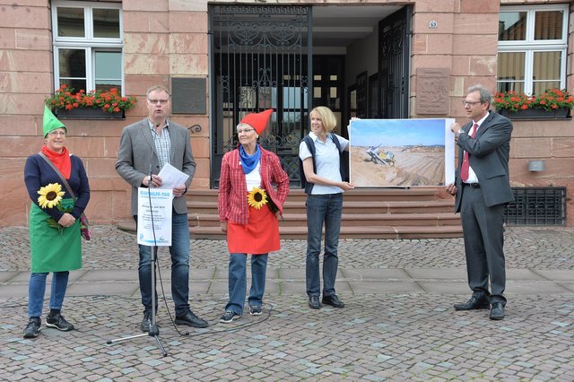 Eröffnung des Selbsthilfetags mit (von links) Waltraud Schott, Matthias Grimm, Gertrud Ruppert, Susanne Hembt und stellvertretendem Landrat Thomas Zöller.