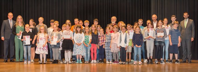 Sparkassen-Vorstandsmitglied Philipp Ehni (links) und Landrat Jens Marco Scherf (rechts) zeichneten diese jungen Künstlerinnen und Künstler für jeweilige zweite Plätze aus.