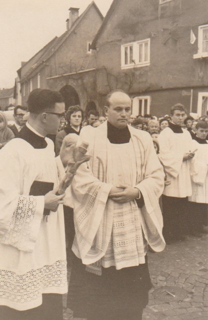 Pfarrer Wirth bei der Einführung Ende 1965