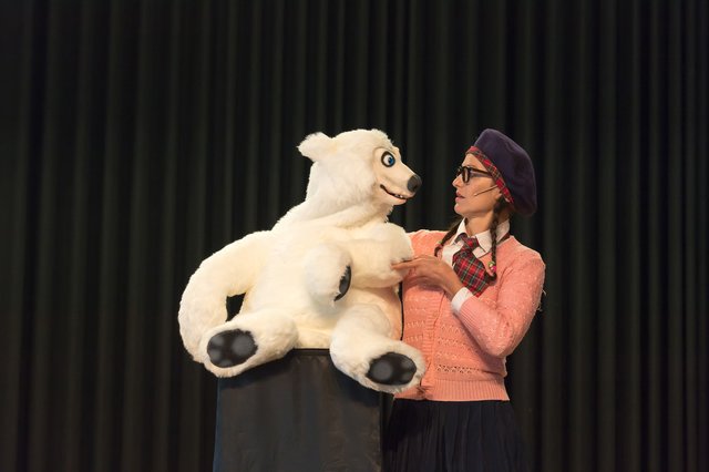 Petra Hofmann alias Fini Batz sorgte mit Eisbärin Paula für viele Lacher im Auditorium.