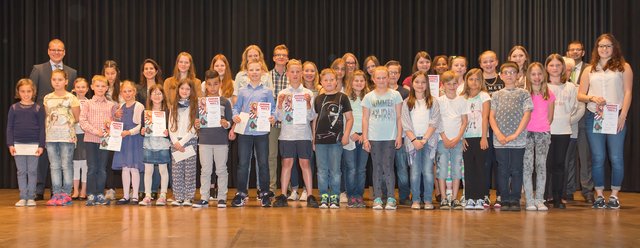 Diese jungen Künstlerinnen und Künstler holten sich in den Kategorien jeweils erste Preise. Überreicht wurden sie von Sparkassen-Vorstandsmitglied Philipp Ehni (hinten links) und Landrat Jens Marco Scherf (zweiter von rechts):
