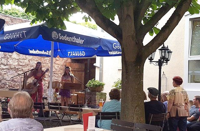 Glücksmomente mit schöner Musik von PelenTan (Annamaria und Katharina Gielen) im Römerhof-Garten in Obernburg.