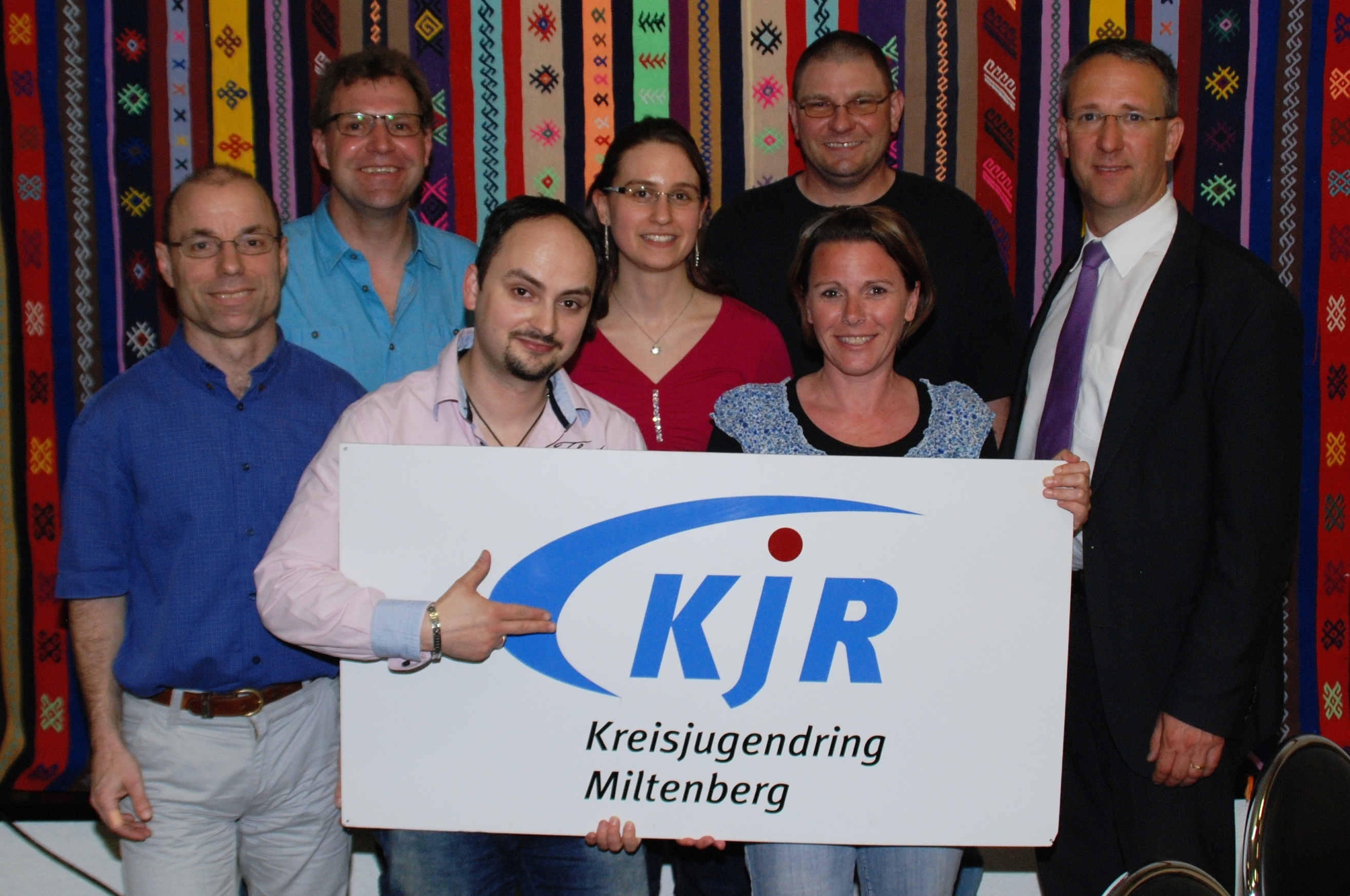 Das Foto zeigt den KJR-Vorstand zusammen mit den Mitarbeitern der Geschäftsstelle (v.l.): Alexander Patzelt (Beisitzer), Bernd Haas (Beisitzer), Igor Kos (Geschäftsführer), Alison Wölfelschneider (stellv. Vorsitzende), Manuel Reinhard (Beisitzer), Bianca Treiber (Verwaltungsangestellte), Dr. Christian Steidl (Vorsitzender).
