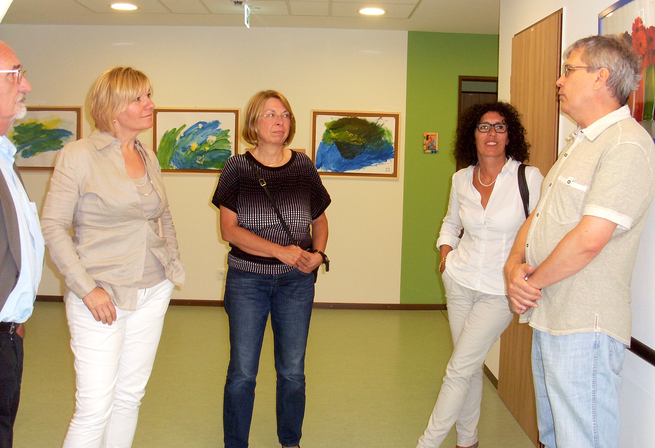 Durch das neue Wohnheim des Lebenshilfe-Kreisverbands führt Kurt Heuß (rechts)