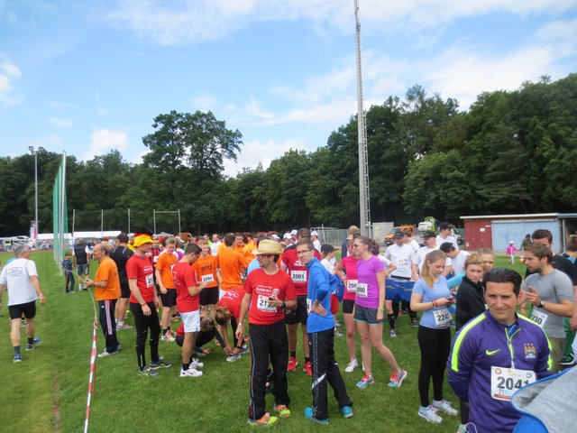 Gemeinsamer Rundenlauf zum Start des 24-Stunden-Lauf in Hanau.
