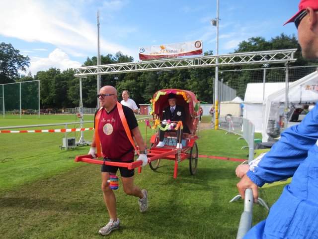 Ein Hauch von Asien: "Sport-Guru Kurt" sammelt mit jeder Rischkafahrt Spenden für den guten Zweck.