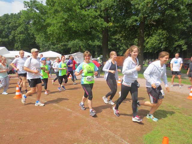 Gemeinsamer Rundenlauf zum Start des 24-Stunden-Lauf in Hanau.