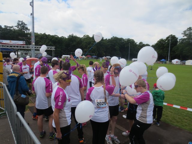 Gemeinsamer Rundenlauf zum Start des 24-Stunden-Lauf in Hanau.