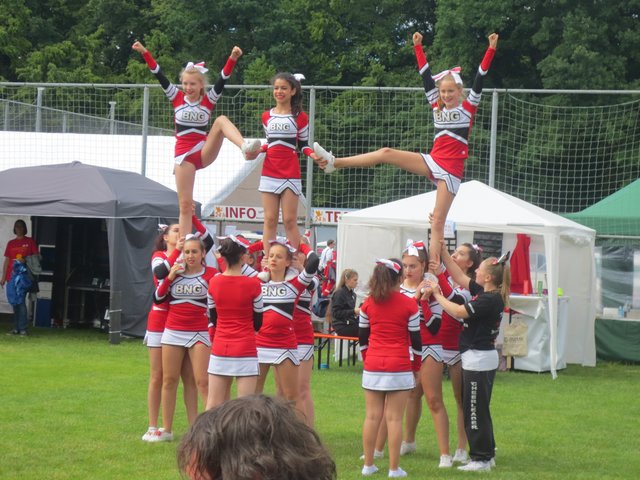 Für ein buntes Rahmenprogramm war am 24-Stundenlauf in Hanau gesorgt. Auftritt der Cheerleader Hanau a.V.