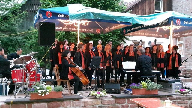 Chor "ma so ma so" mit Chorleiter Peter Silberbach