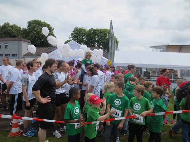 Gemeinsamer Rundenlauf zum Start des 24-Stunden-Lauf in Hanau.