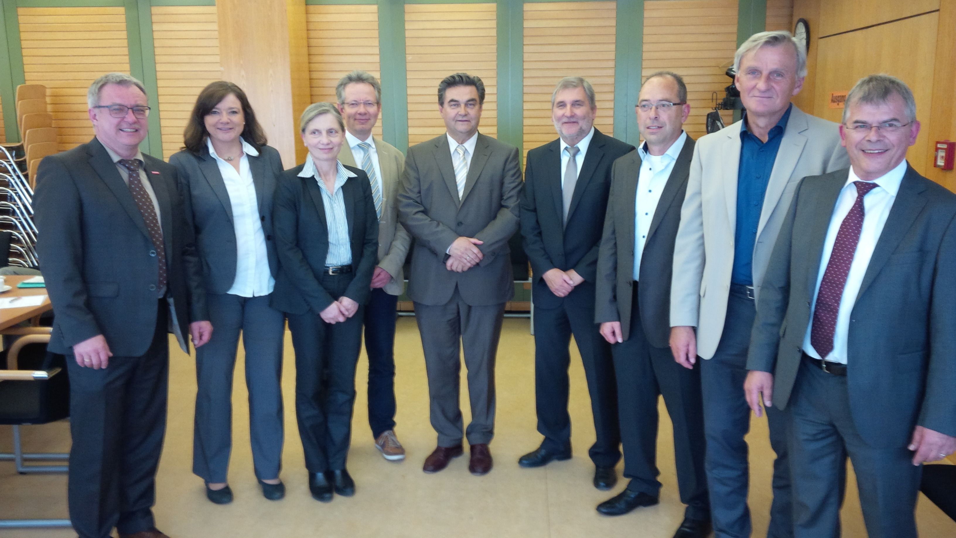 v.l.n.r.: Frank Weth (HWK), Jessica Euler ( Aschaffenburg), Dr. Maria Bausback (IHK), Johannes Halbig (Berufsschule 2 Schulleiter), Klaus Herzog (Oberbürgermeister), Harald Maidhof (Agentur für Arbeit), Konrad Kohlhepp (Johannes-de-la-Salle-Schule), Dieter Trott (Berufsschule 3 Schulleiter), Reinhard Schönweiß (Berufsschule 1 Schulleiter).