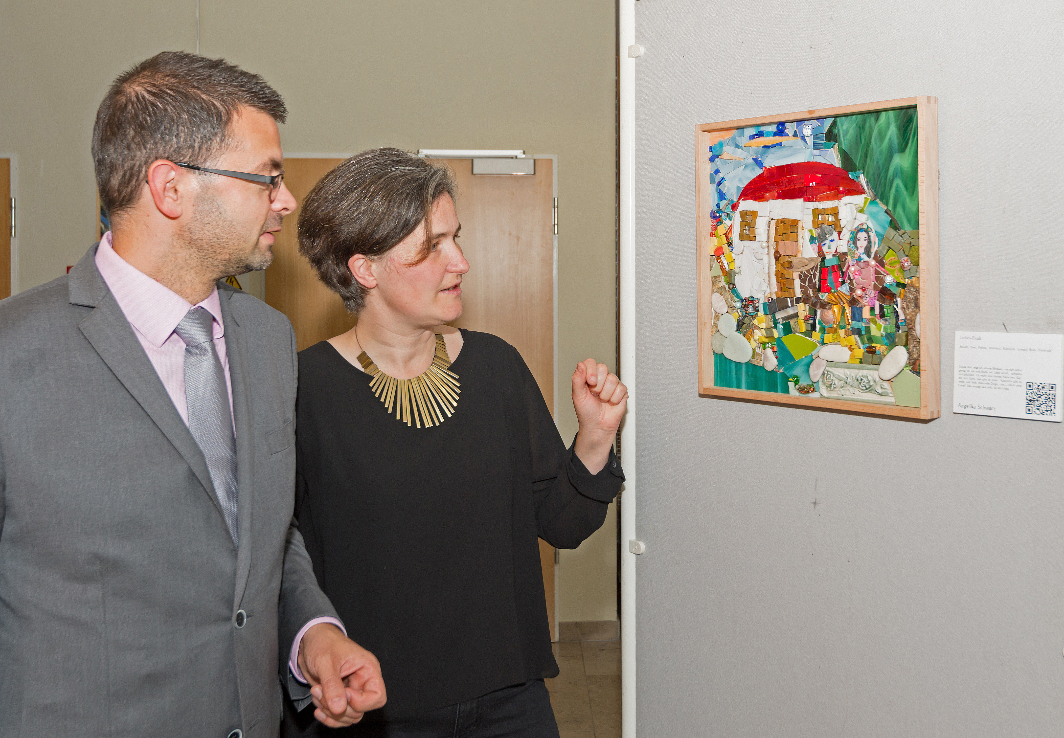 DOMO-Vorsitzende Sabine Stellrecht-Schmidt führte Landrat Jens Marco Scherf durch die Ausstellung.