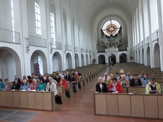 St.Laurentius-Kirche mit Blick auf Orgel/Glasfenster