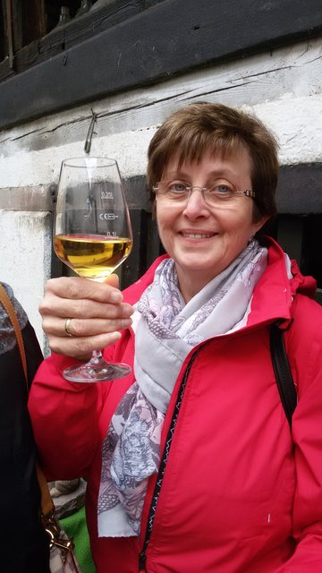 Hildegard mit Hätzfelder Schoppen: "Zum Wohl"!