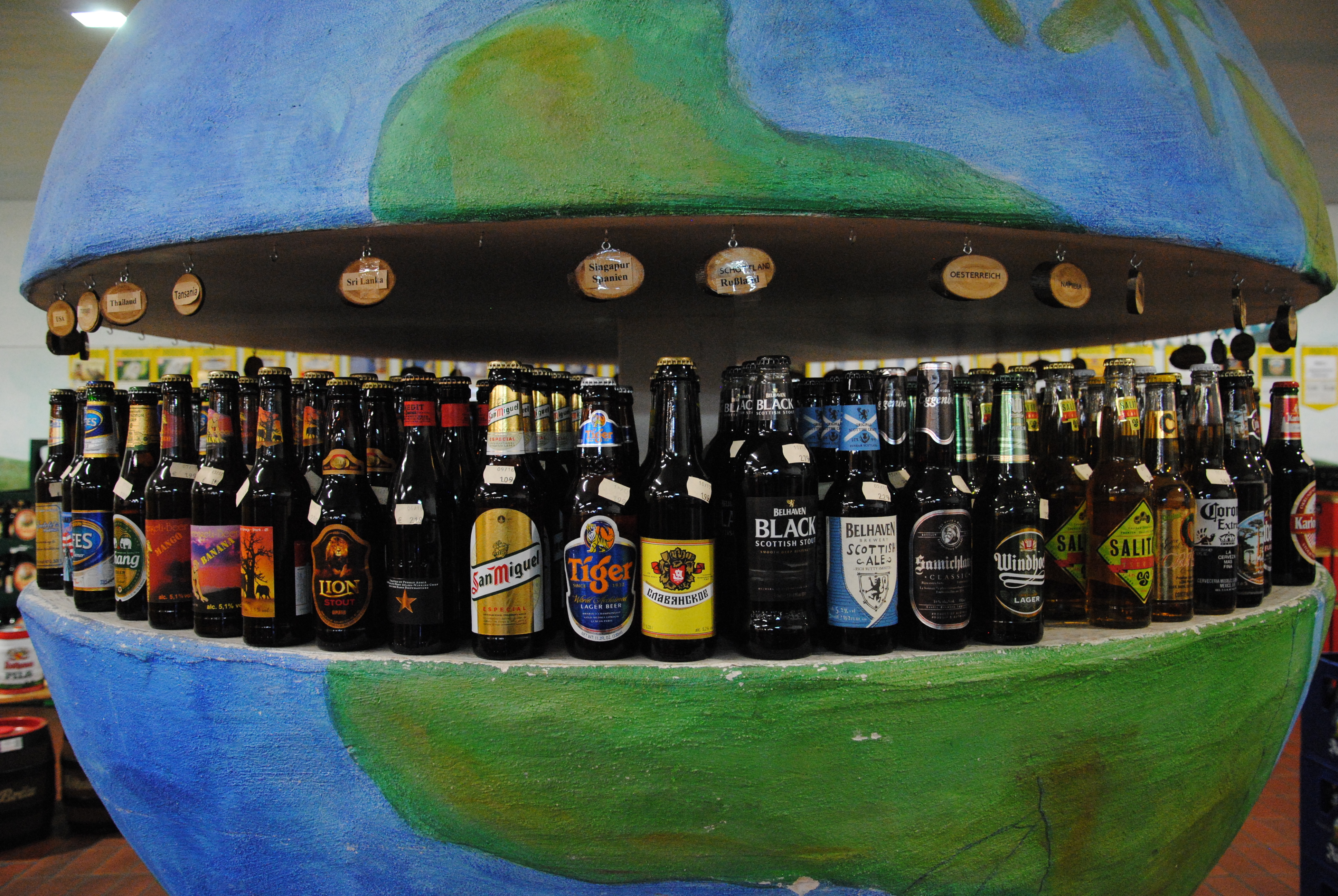 Biere rund um die Welt – das gibt es in KUHNs Getränkemarkt. Selbst exotische Länder sind „biermäßig“ hier vertreten.