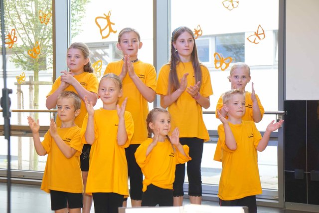 "Singen macht Spaß, 
Singen tut gut,
ja Singen macht munter und 
Singen macht Mut"