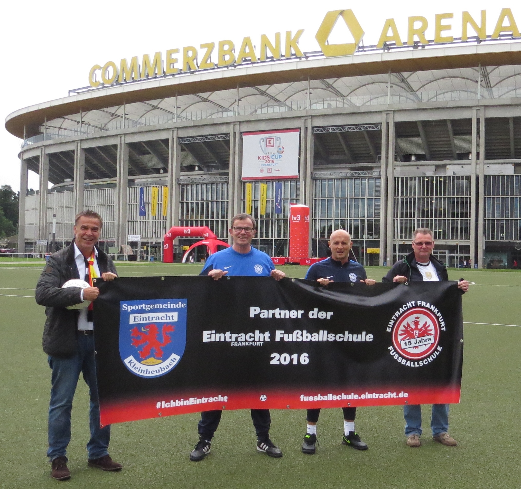 Von links 1. Vorstand Peter Fiebelkorn mit Eintracht Frankfurt Fußballschul Trainer Clemens Appel und Ex-Eintracht Profi Thomas Zampach, sowie Eintracht Kleinheubach „Torwart-Legende“ Gerhard Tetz