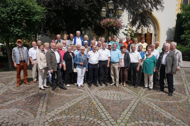 Gruppenfoto aller Ausflugsteilnehmer vor der St. Laurentiuskirche in Ahrweiler.