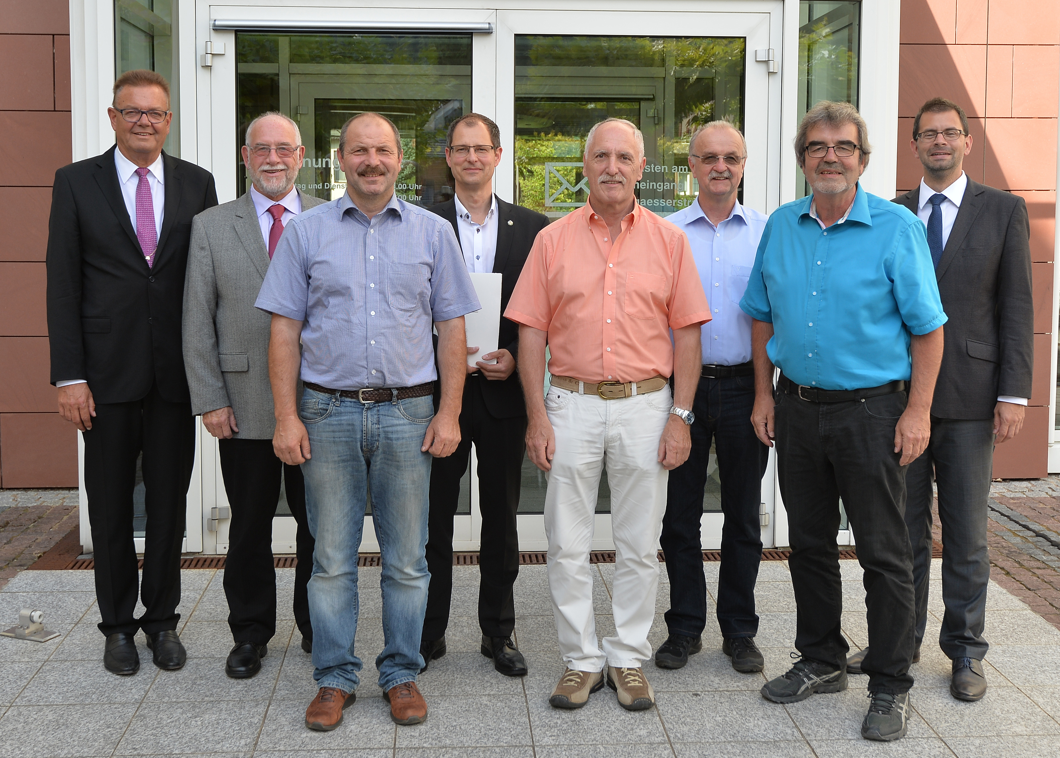 Ehrungen für langjähriges ehrenamtliches Engagement mit (von links) Günther Oettinger, Karl Heinz Glock, Bernd Rachor, Frank Fath, Eckhard Bein, Klaus Heß, Martin Reichert und Landrat Jens Marco Scherf.