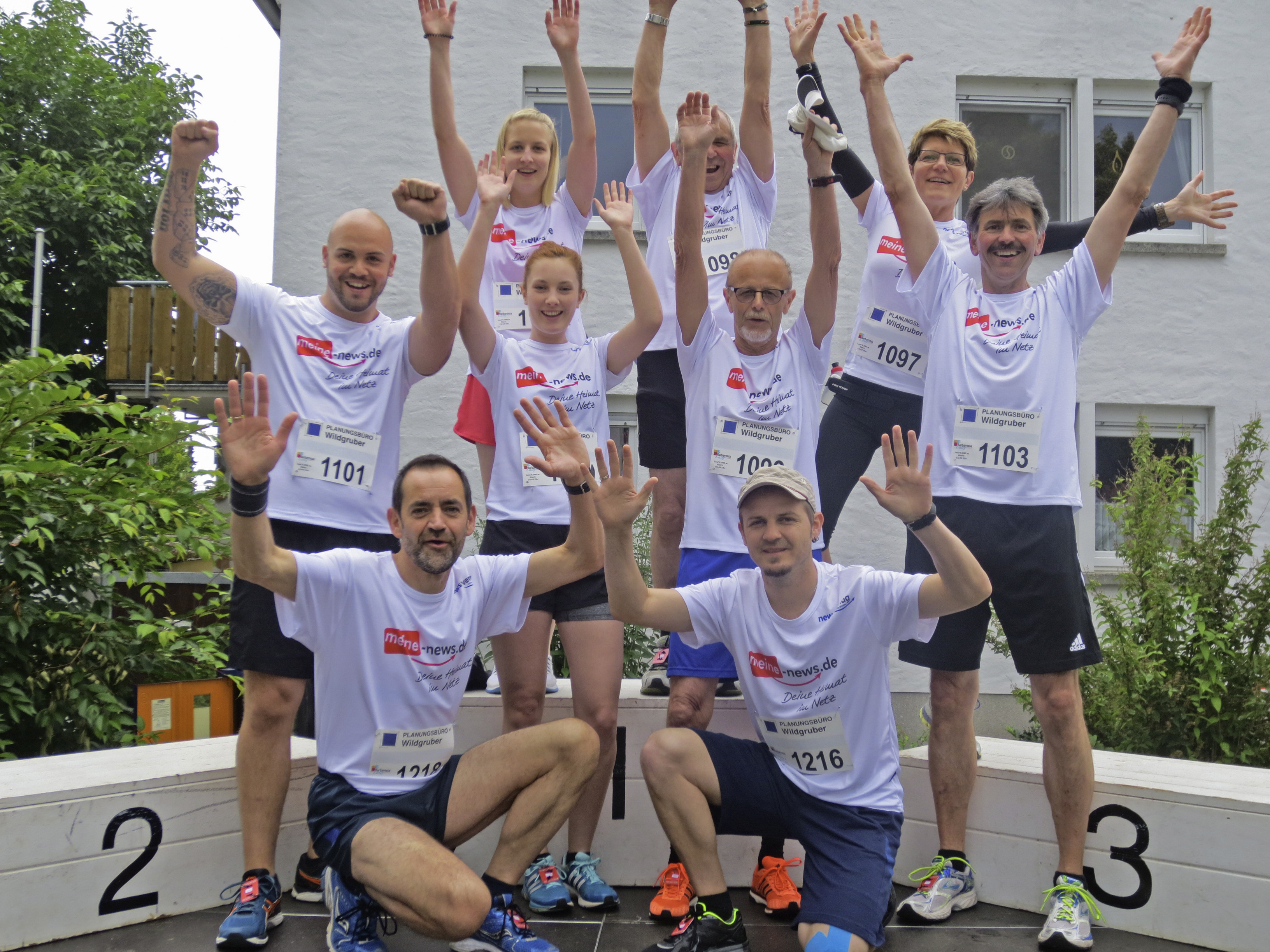 Erfolgreiches News-Verlag-Running-Team: v.l.n.r.: (vorne) Manfred Scheurich, Florian Deß; (mittlere Reihe) Rene Sümmer, Jana Breitenbach, Hans Stürmer, Norbert Breitenbach; (hinten) Lisa Losert, Peter Fuchs, Iris Breitenbach