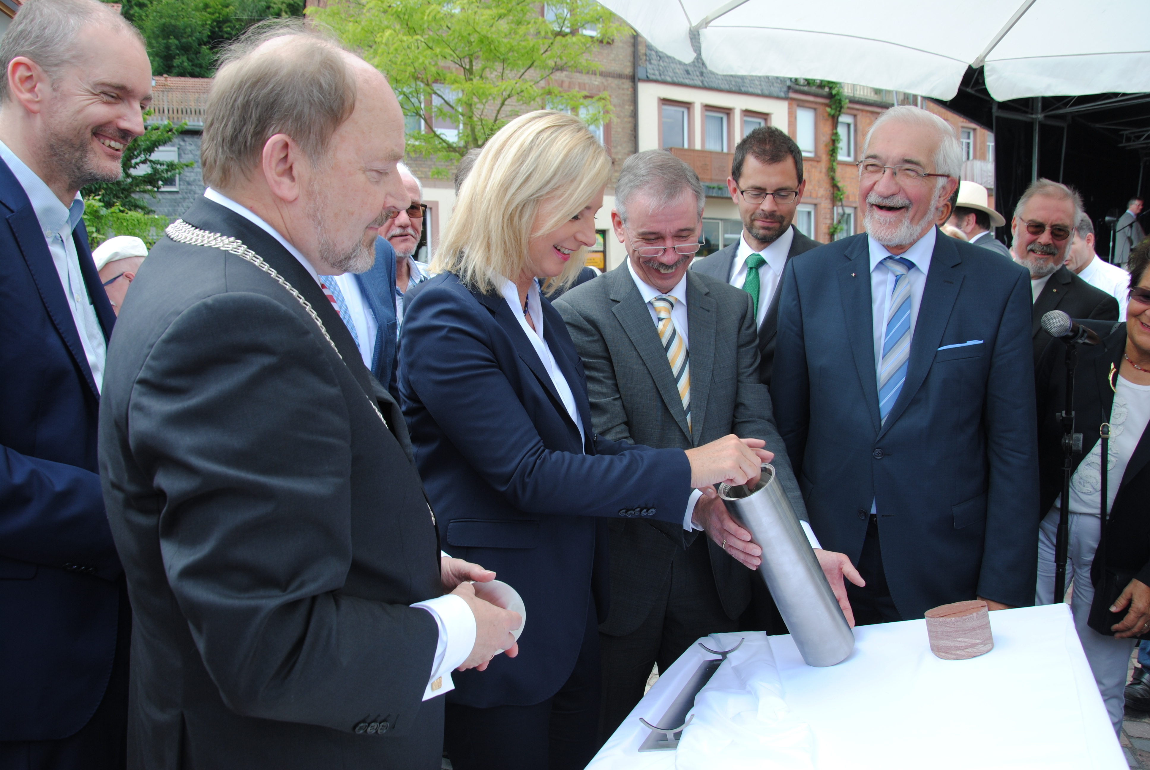 Freudige Gesichter beim Verschließen der Zeitkapsel, die an der Hochwasserschutzmauer angebracht wurde: MdL Thomas Mütze, Bürgermeister Helmut Demel, Staatsministerin Ulrike Scharf, Behördenleiter Dr. Herbert Walter (WWA), Landrat Jens Marco Scherf und Regierungspräsident Dr. Paul Beinhofer (von links).