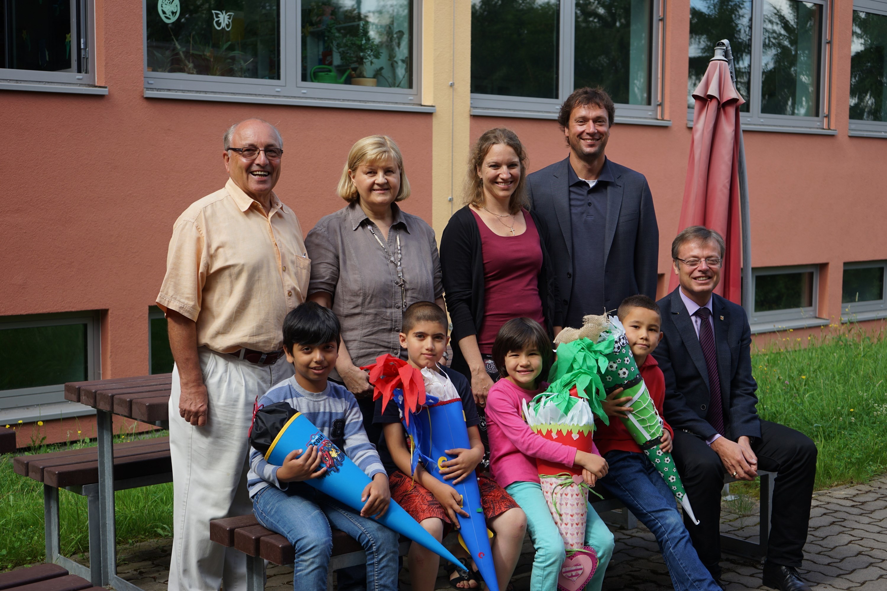 von links: Herr Kern,Konrektorin Hecht,Frau Schneider und Rektor Langer, sitzend rechts außen Bürgermeister Fieger
