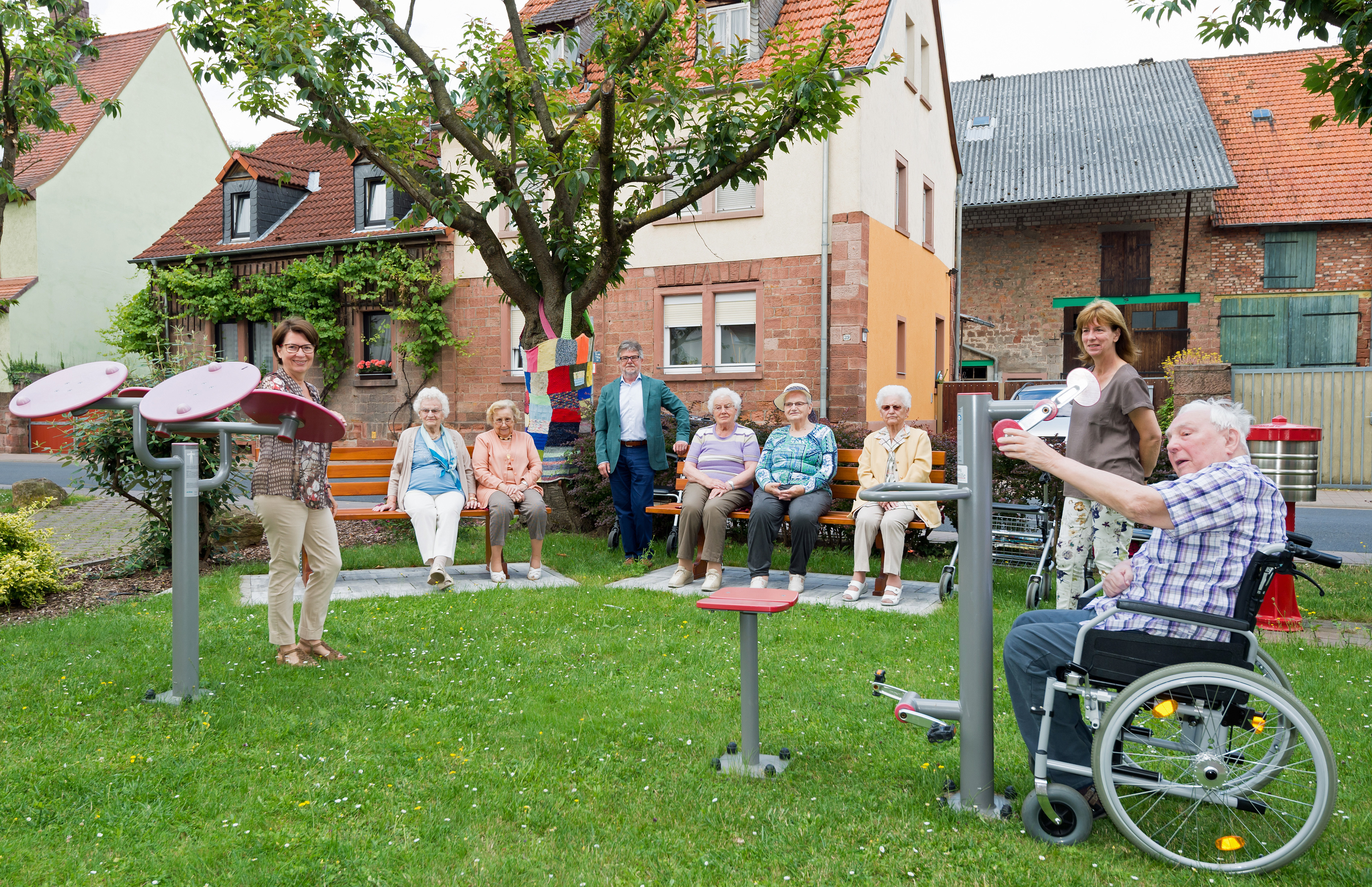 Freude über die neuen Bänke im Garten des Pflegezentrums Obernburg nicht nur bei den Bewohnerinnen und Bewohnern, sondern auch bei Einrichtungsleiterin Sabine Geipel (links), Pate Adolf Zerr (Mitte, stehend) und Christel Wolf, der Leiterin für soziale Betreuung (rechts stehend).