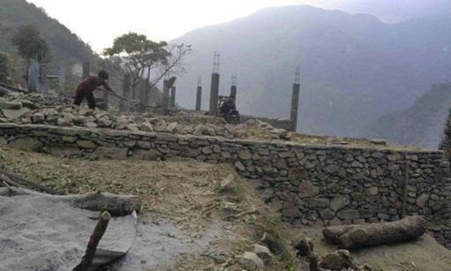 Wiederaufbau der Dorfschulen Jharlang, Puru und Lingjo im*District Dhading/Ganesh Himal/Nepal - Fundamentarbeiten | Foto: Roman Müller