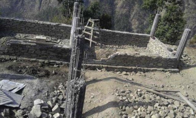 Wiederaufbau der Dorfschulen Jharlang, Puru und Lingjo im*District Dhading/Ganesh Himal/Nepal - Betonständer und Fundament | Foto: Roman Müller