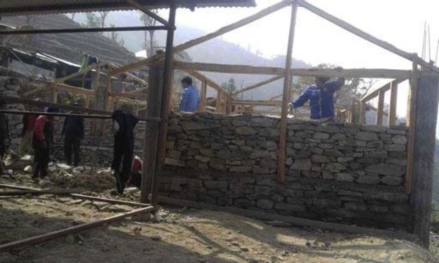 Wiederaufbau der Dorfschulen Jharlang, Puru und Lingjo im*District Dhading/Ganesh Himal/Nepal - Wand- und Dachkonstruktion | Foto: Roman Müller