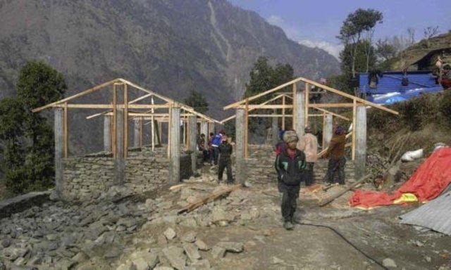 Jharlang Schule Betonständerbau mit Dachkonstruktion aus Holz | Foto: Roman Müller