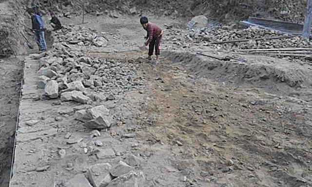 Wiederaufbau der Dorfschulen Jharlang, Puru und Lingjo im*District Dhading/Ganesh Himal/Nepal - Fundamentarbeiten | Foto: Roman Müller