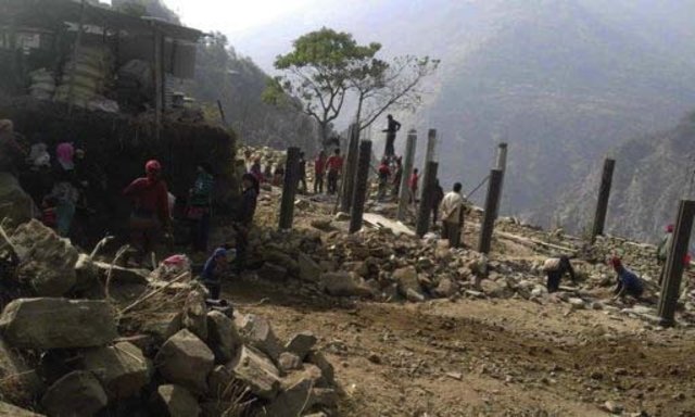 Wiederaufbau der Dorfschulen Jharlang, Puru und Lingjo im*District Dhading/Ganesh Himal/Nepal - Schule Betonständerbau | Foto: Roman Müller