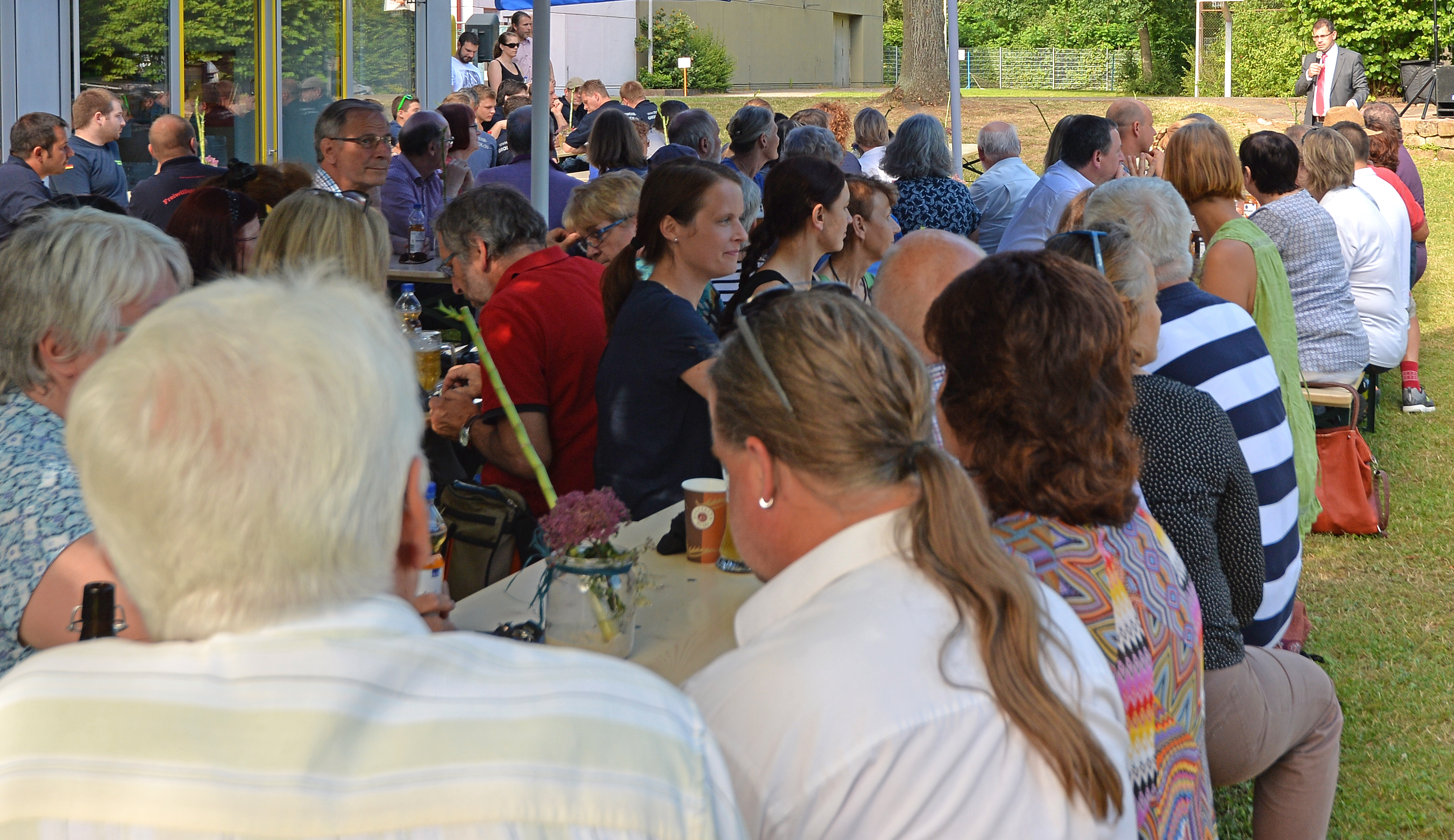 Den ehrenamtlich in der Flüchtlingshilfe Tätigen sagte der Landkreis Miltenberg in Person von Landrat Jens Marco Scherf Dank für ihre unermüdliche Arbeit. Bei Musik sowie Essen und Trinken genossen über 200 Gäste einen lauen Sommerabend auf dem Gelände der Johannes-Hartung-Realschule.