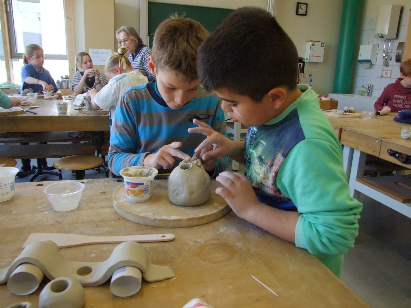 Töpfern macht viel Spaß – auch diesen Kindern aus der Kunstgrundschule Großheubach.
