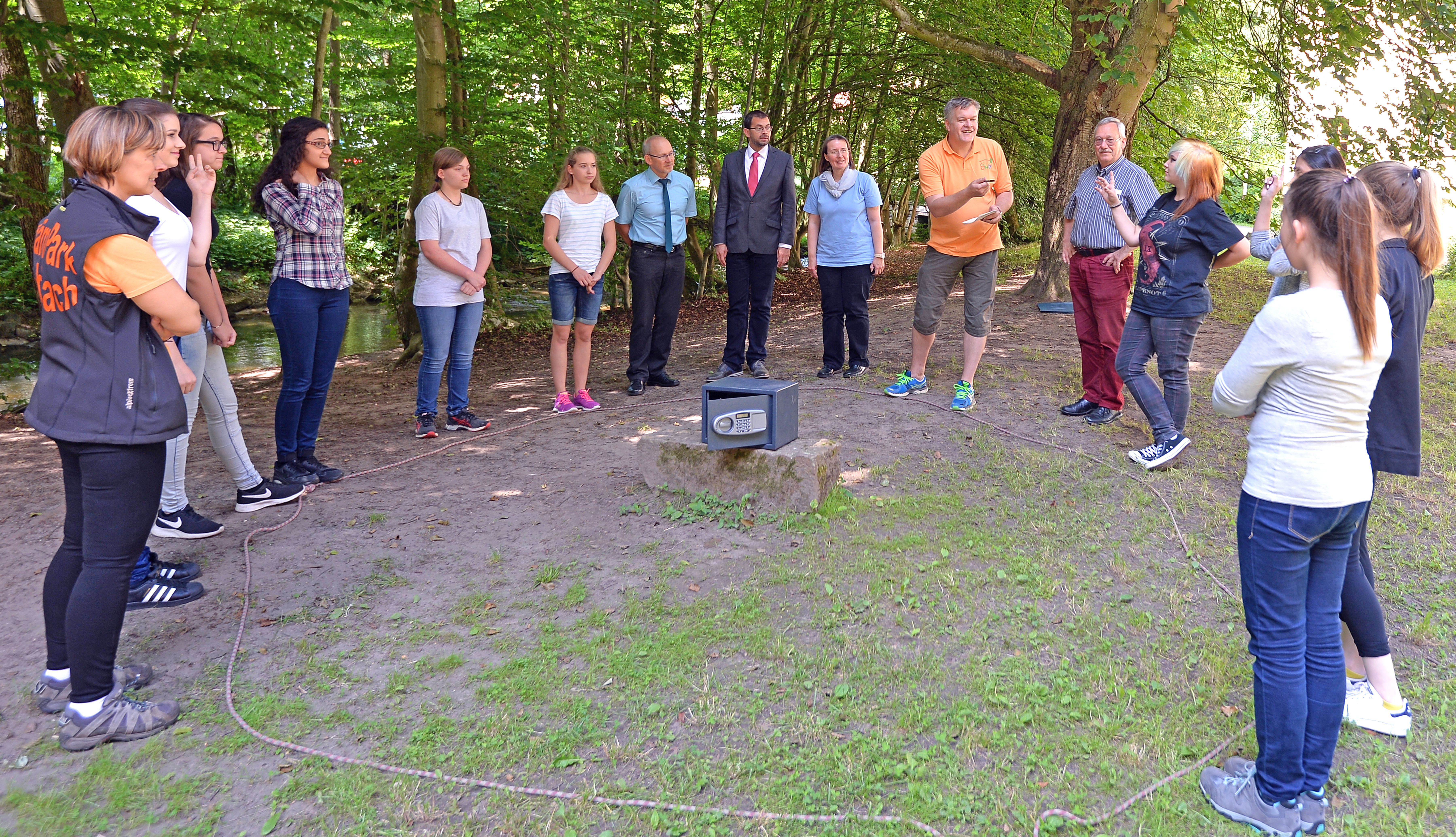 Start frei für die fünfte Runde von „Talent und Verantwortung“: Unter Leitung von Thomas Weigel und Barbara Vormwald lernten sich die ausgewählten zehn Schülerinnen am ersten Tag des Projekts kennen; aufmerksam beobachtet von Landrat Jens Marco Scherf, Schulrat Ulrich Wohlmuth, Jochen Heilmann (Schullandheimwerk) und Silvia Dehner (Arbeitskreis Schule-Wirtschaft).
