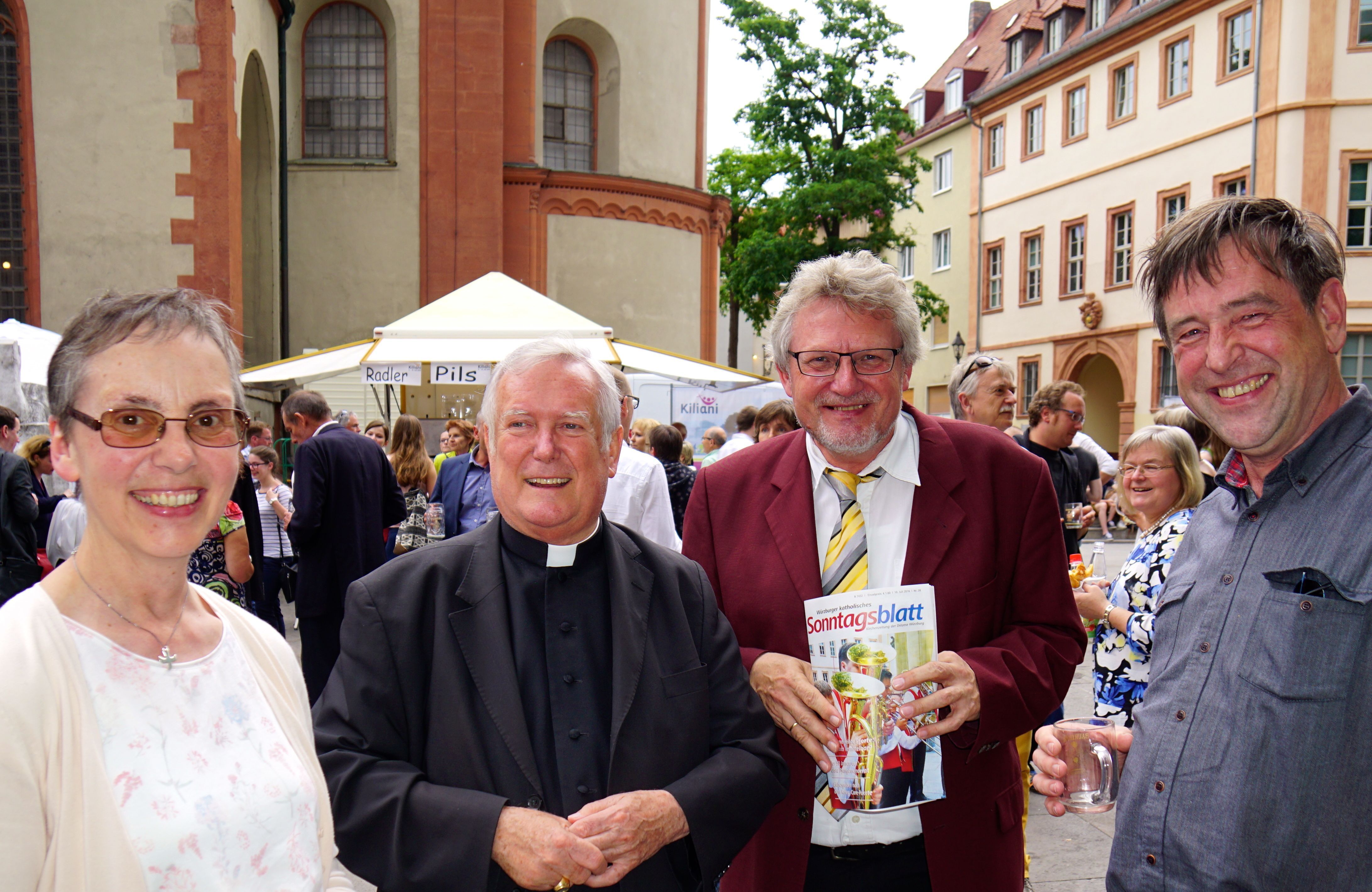 Würzburgs Bischof Friedhelm Hofmann mit Gästen beim Tag der Verantwortlichen für Bildung und Erziehung auf dem Kiliansplatz am Freitag, dem 8. Juli 2016.