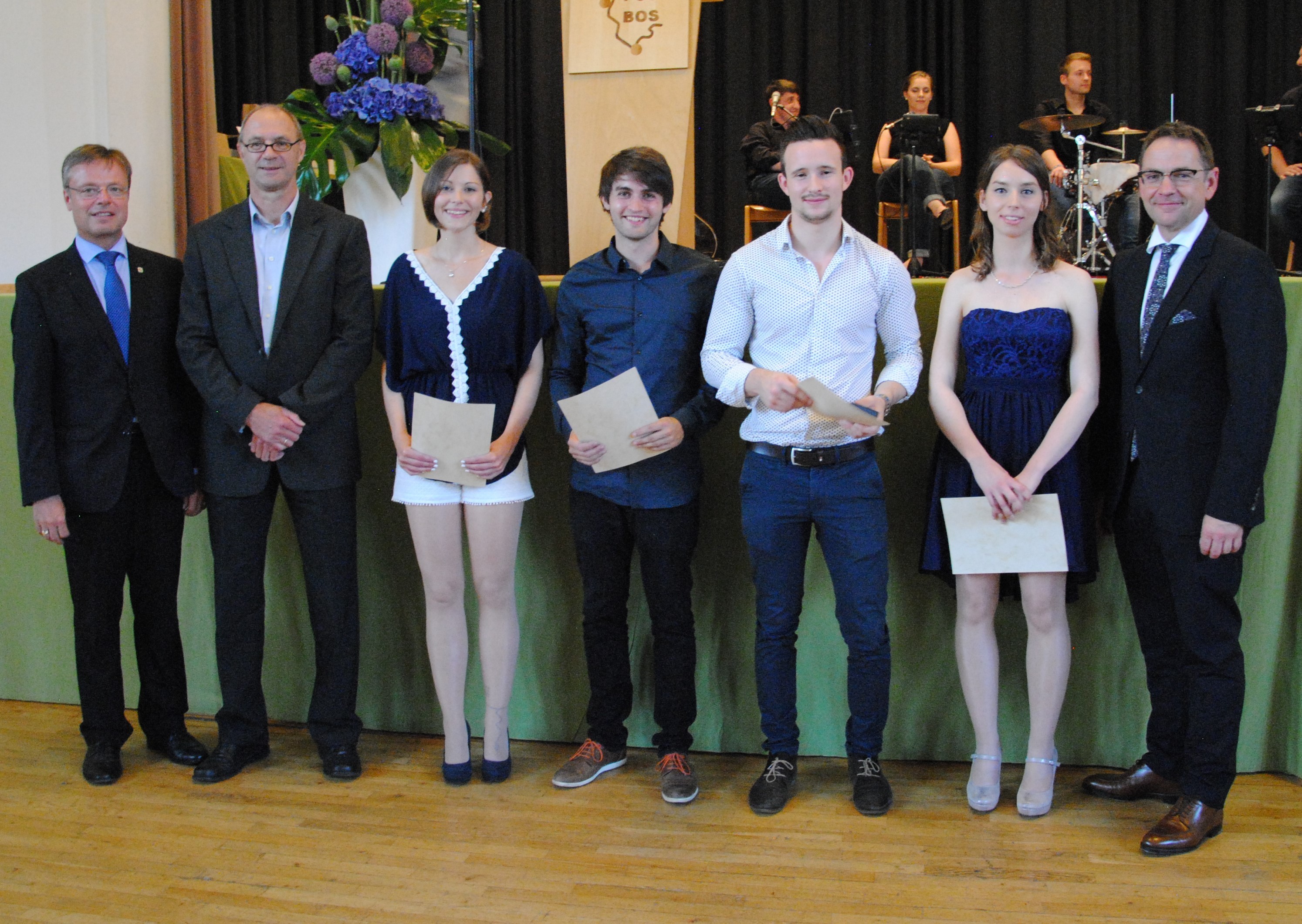 Die Schulbesten mit einem Notendurchschnitt von besser als 2. Von rechts: Schulleiter OStD Bernd Kahlert, Sina Dotzauer-Klier, Louis Klein, Tim Frieß, Tatiana Distante, Helmut Dörr vom Förderverein und Bürgermeister Dietmar Fieger.
