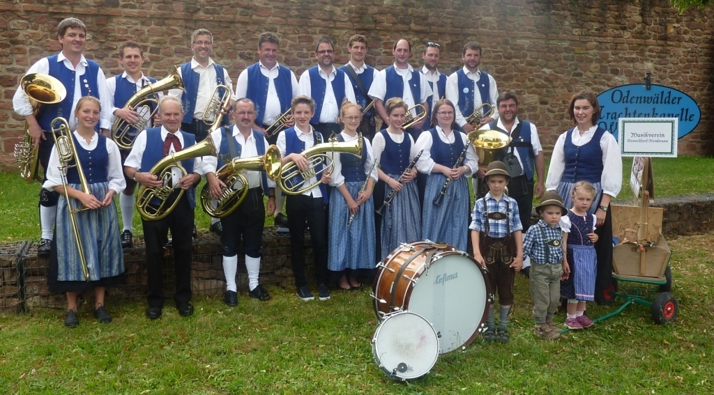 "Odenwälder Trachtenkapelle Wenschdorf-Monbrunn" beim Historischen Festzug 725 Jahre Stadt Wörth am Main