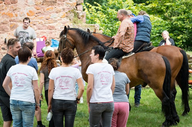 Besuch von zwei Reiter bei der Räuberhöhle | Foto: Andrea Ullrich