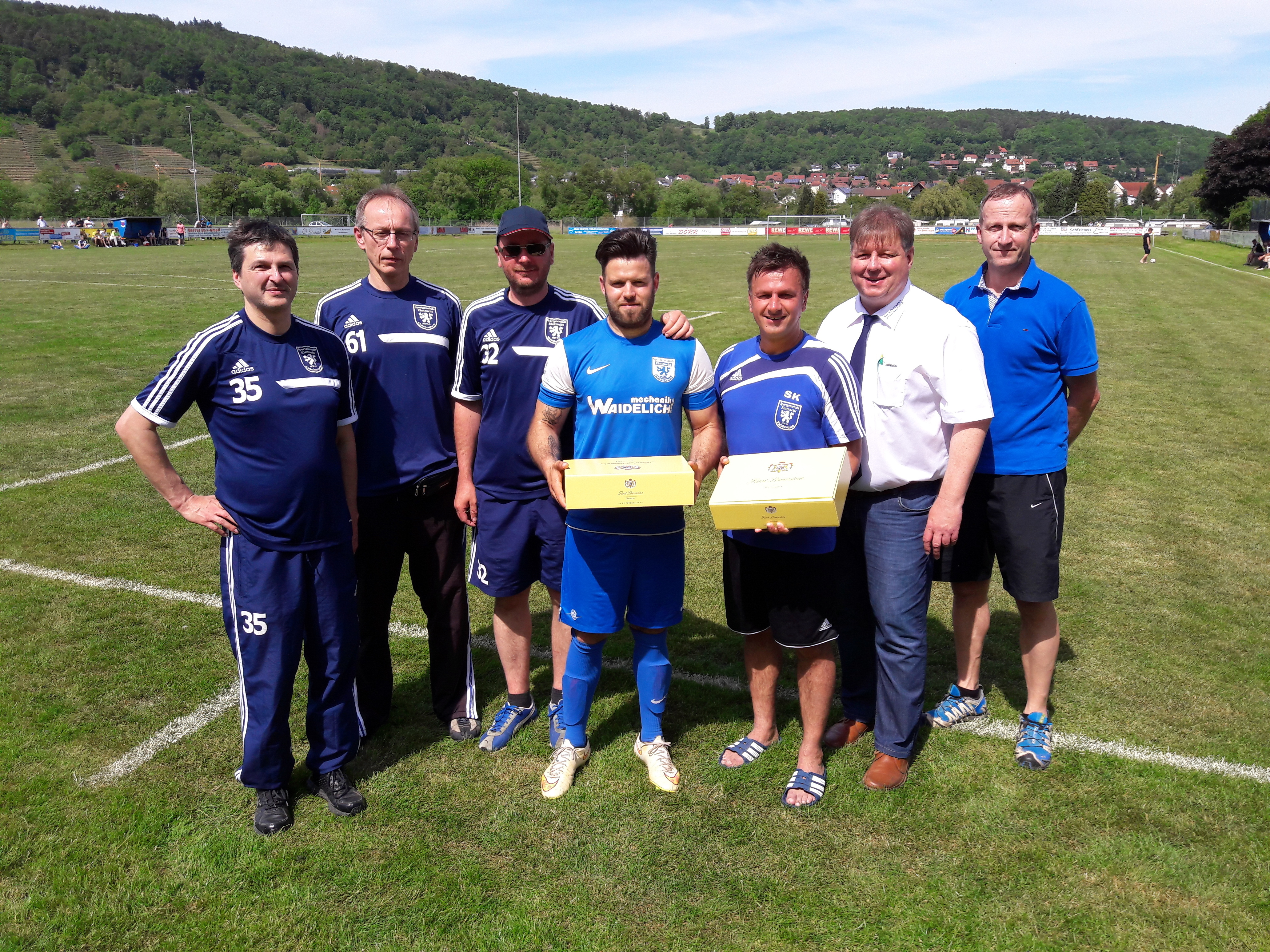 von links nach rechts: Reiner Schwaab, Peter Kappes, Waldemar Kinstler (alle Spielausschuß),
Jorge Lino Felipe, Stefan Klinec ( Spieler-Trainer ), Uwe Waidelich (Spielausschuß) und Werner Müller (3. Vorstand)