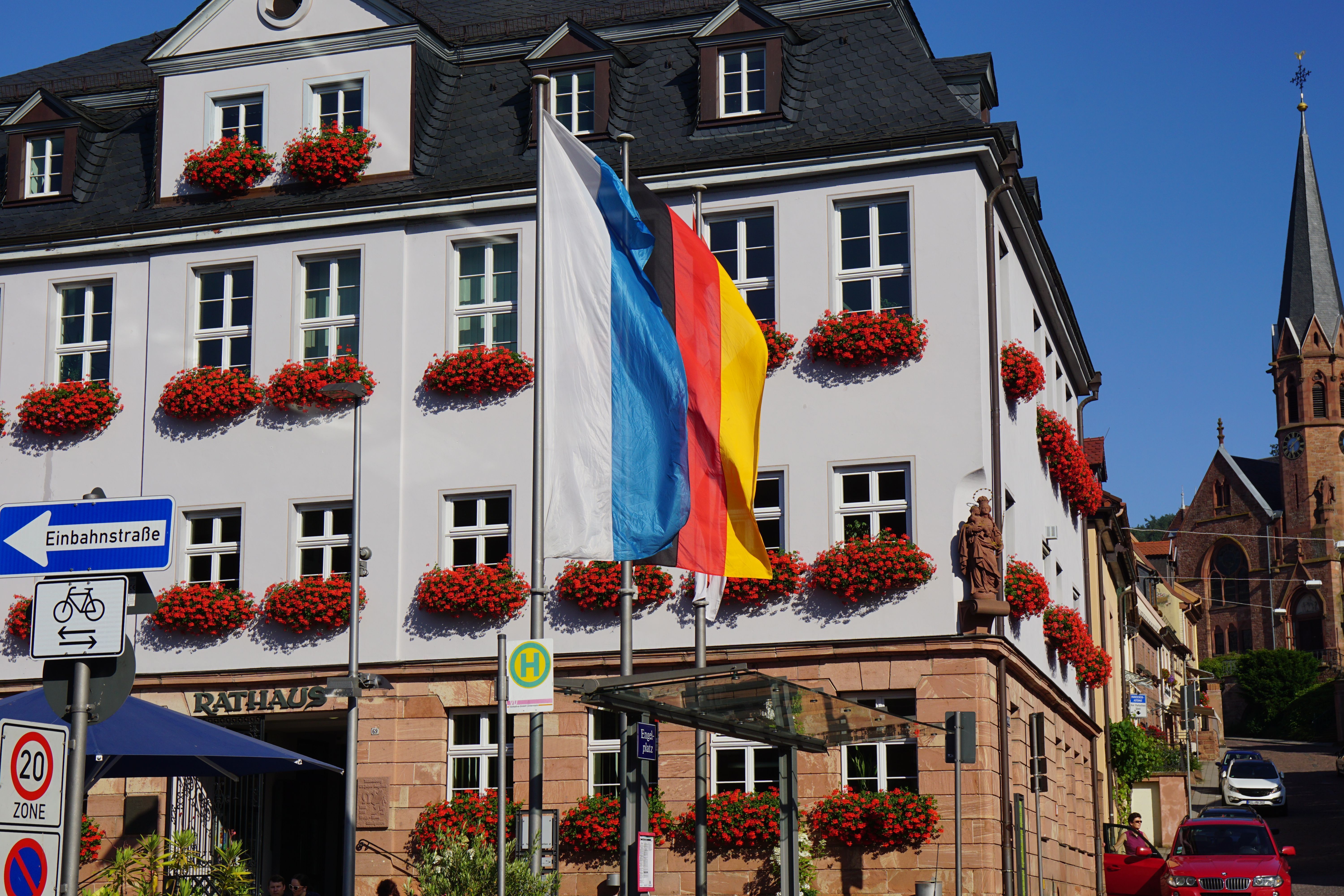 Bayerisches und bundesdeutsches Banner am Neuen Rathaus am Engelplatz in Miltenberg.