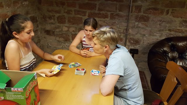 Frau Stelzer erklärt das UNO Spiel